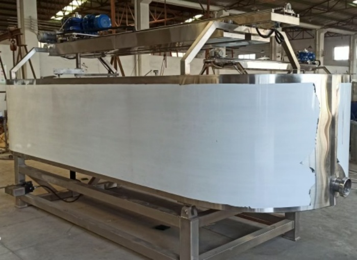 公司新增奶酪制作設(shè)備—不銹鋼奶酪槽、奶油摔打機(jī)